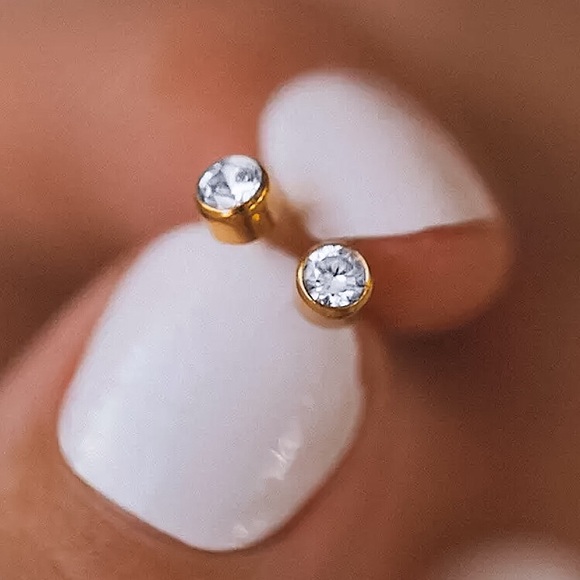 🔵𝟲𝟱%𝗢𝗙𝗙 𝗯𝘂𝗻𝗱𝗹𝗲𝘀 𝟯+🔵 NEW Bezel Rhinestone Stainless Steel Studs - Picture 9 of 16